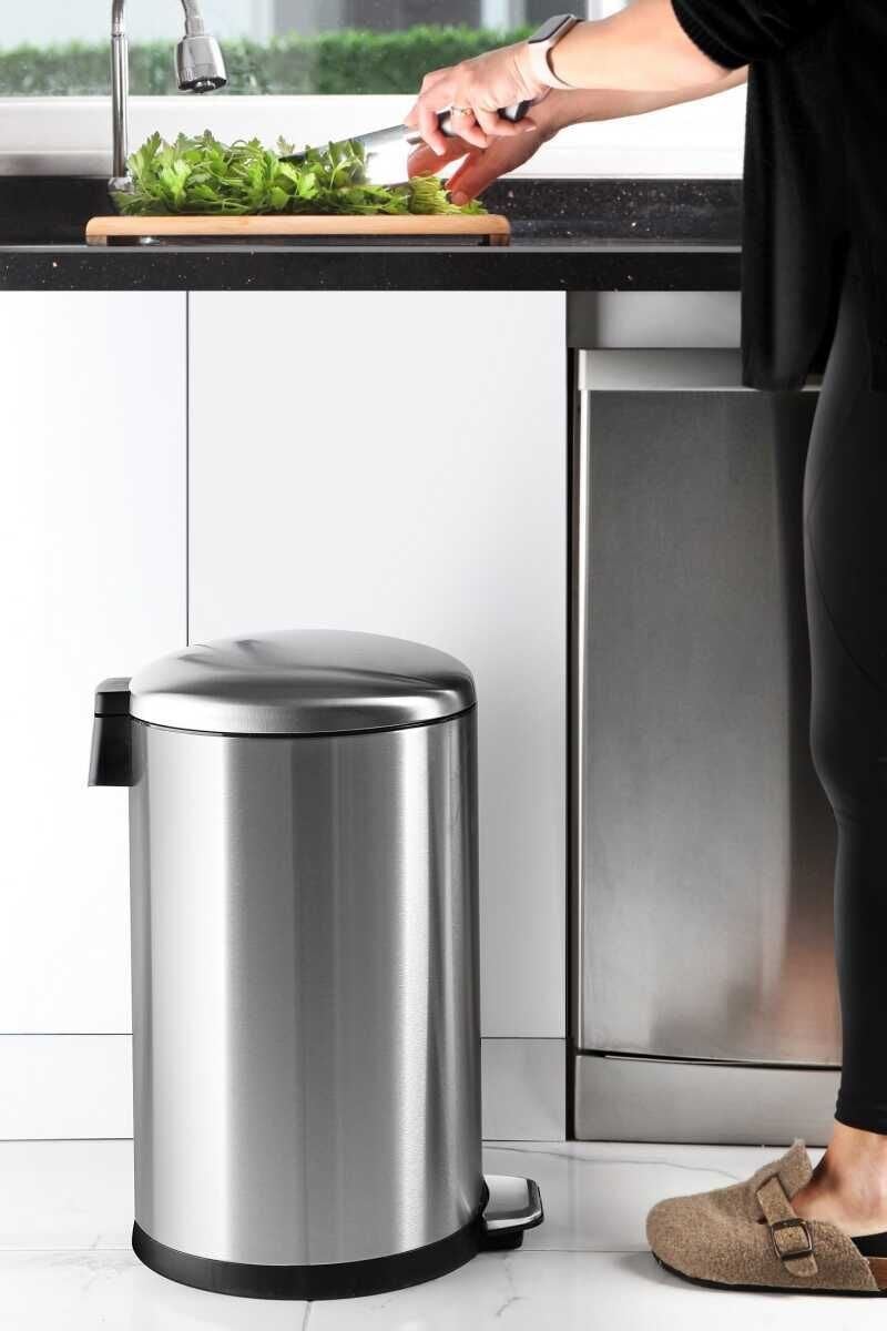 Primanova Bombe Kapaklı Çöp Kovası 30 LT Krom - İç Kısım Siyah